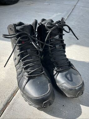 Reebok size 9M Men's Tactical Black Boots - Durable All-Weather Work Shoe